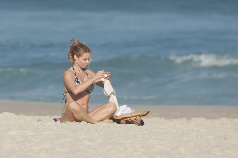 Rita Guedes aproveita dia de sol na praia da Barra