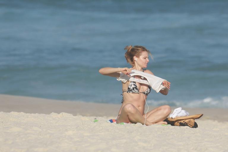 Rita Guedes aproveita dia de sol na praia da Barra