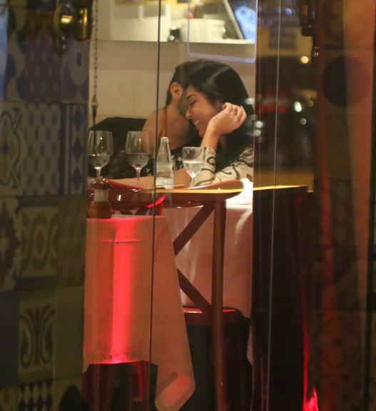 Amanda Djehdian troca beijos com rapaz em restaurante de São Paulo