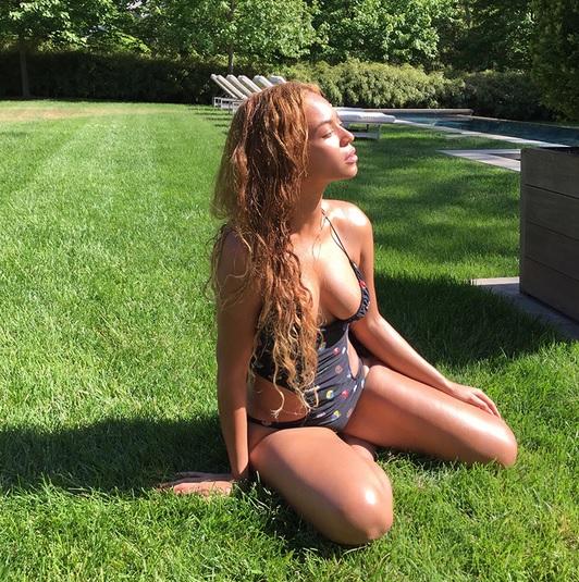 Só de maiô, Beyoncé exibe corpão em jardim de mansão