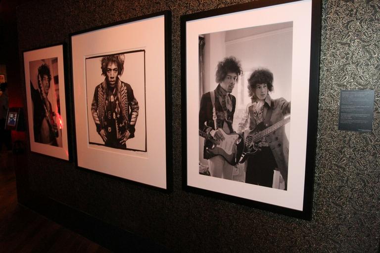 Janie Hendrix, irmã de Jimi Hendrix, visita exposição em SP