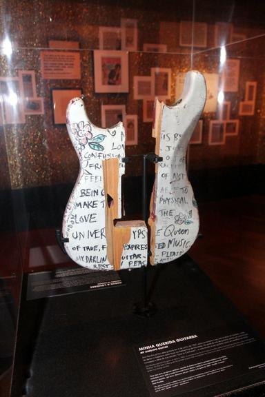 Janie Hendrix, irmã de Jimi Hendrix, visita exposição em SP