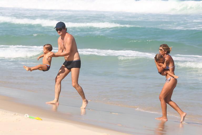 Marcelo Serrado se diverte com a mulher e os filhos na praia