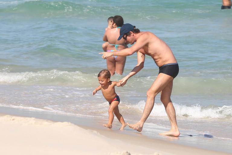 Marcelo Serrado se diverte com a mulher e os filhos na praia