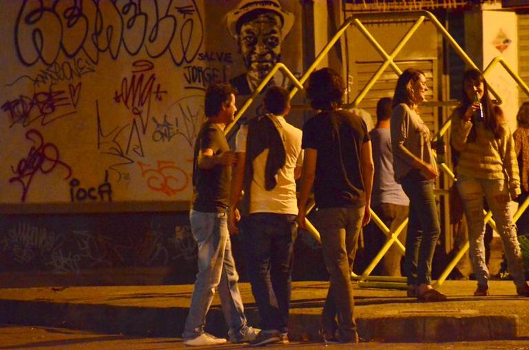 Rodrigo Santoro se diverte em barzinho com Marcelo Serrado, Eriberto Leão e Marcelo Novaes no Rio