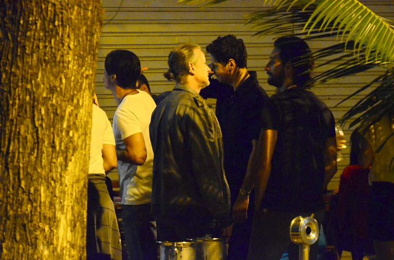 Rodrigo Santoro se diverte em barzinho com Marcelo Serrado, Eriberto Leão e Marcelo Novaes no Rio