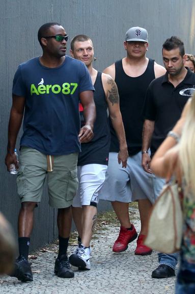Nick Carter, dos 'Backstreet Boys', é rodeado por fãs no Rio de Janeiro