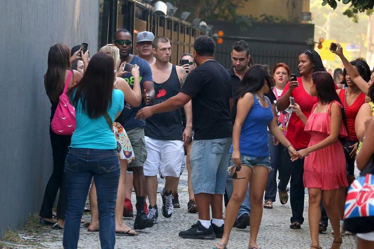 Nick Carter, dos 'Backstreet Boys', é rodeado por fãs no Rio de Janeiro