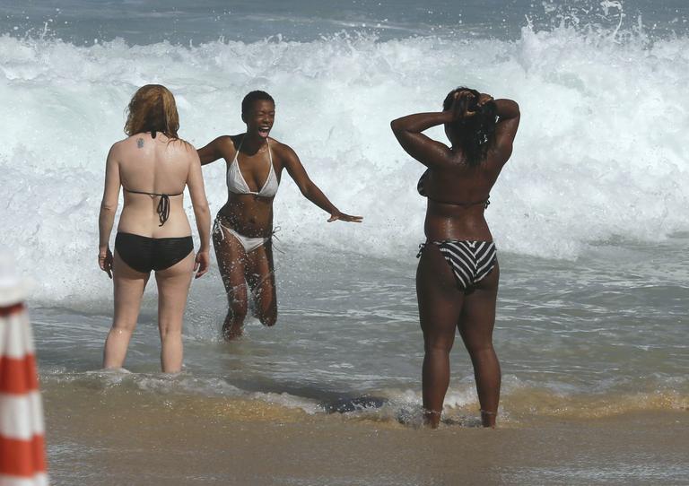 Atrizes de 'Orange Is The New Black' curtem praia