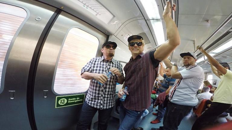 Rodrigo Faro e Gugu Liberato se disfarçam e andam de metrô 