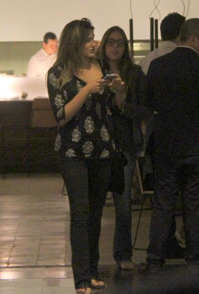 Sasha passeia em shopping com amiga no Rio
