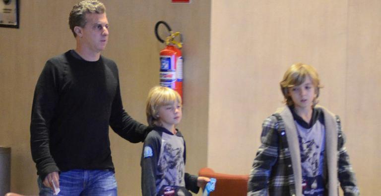 Luciano Huck vai ao cinema com seus filhos