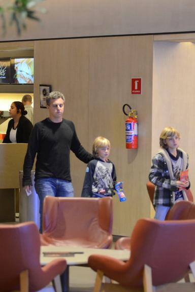 Luciano Huck vai ao cinema com seus filhos