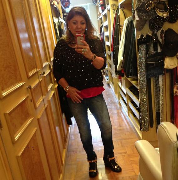 Roberta Miranda aproveita para fazer uma selfie em seu closet
