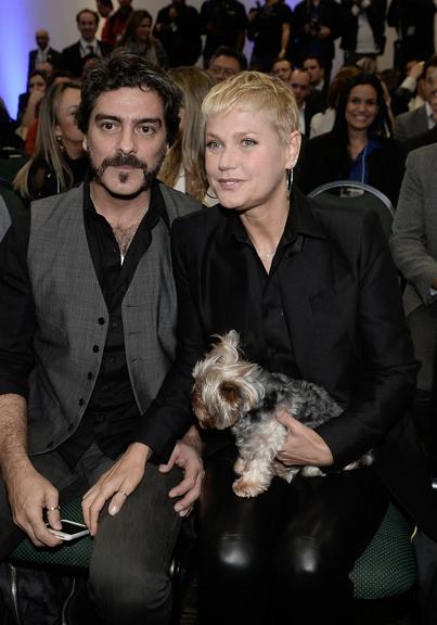 Xuxa e Junno Andrade levam cachorrinho em evento empresarial 