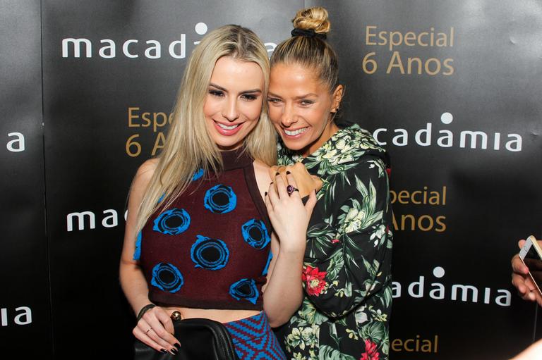 Fernanda Keulla posa com Adriane Galisteu durante evento em São Paulo