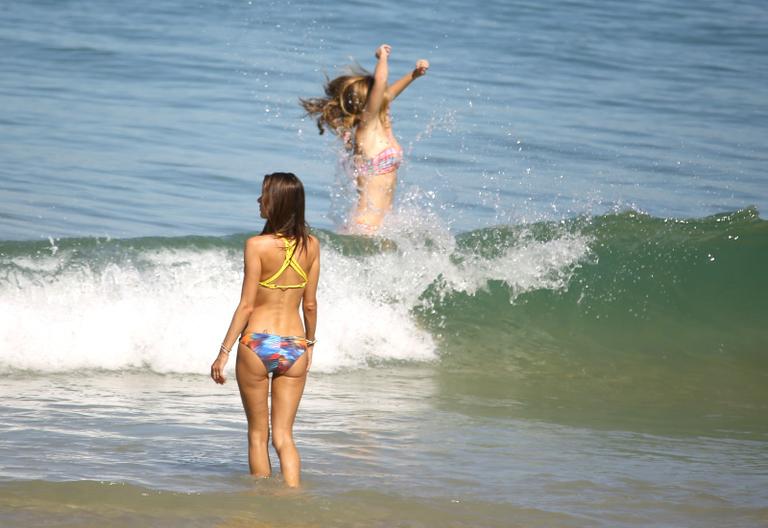 Alessandra Ambrósio mostra corpo sarado em dia de praia no Rio