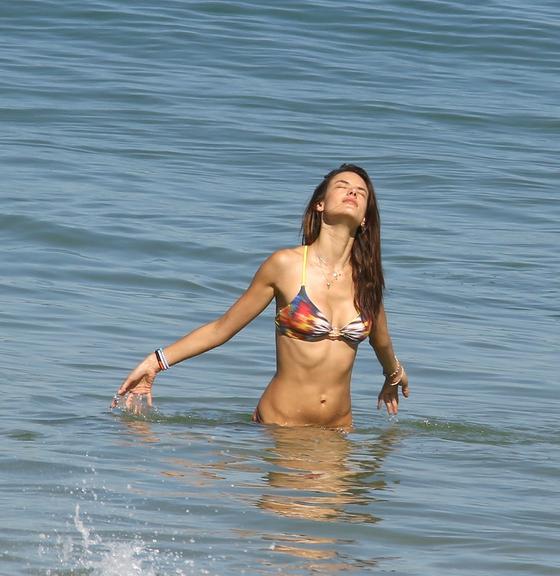 Alessandra Ambrosio mostra corpo sarado em dia de praia no Rio
