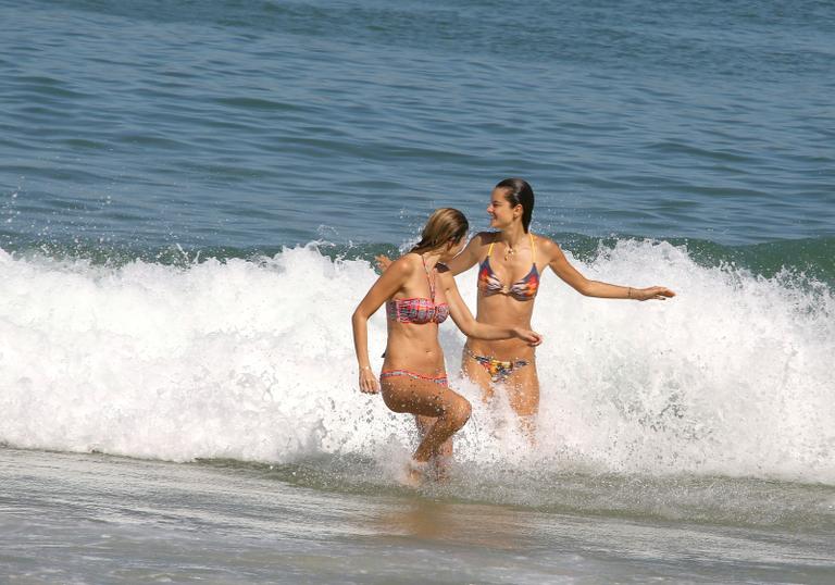 Alessandra Ambrosio mostra corpo sarado em dia de praia no Rio