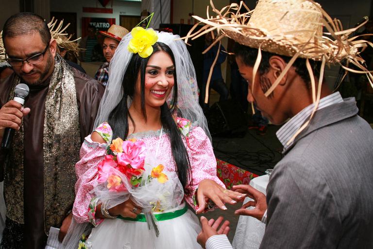 Ex-BBB Amanda Djehdian vira noiva em festa junina
