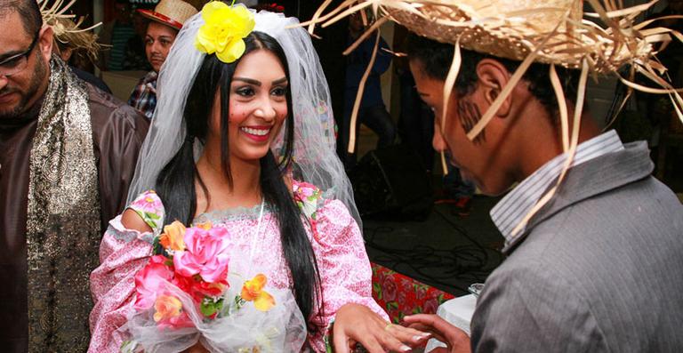 Ex-BBB Amanda Djehdian vira noiva em festa junina