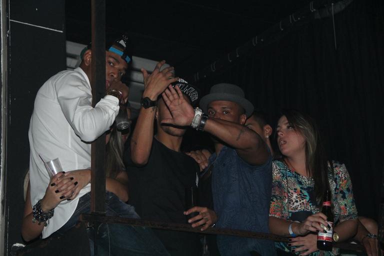 Amigos tentam esconder rosto de Neymar durante show de Anitta no Rio