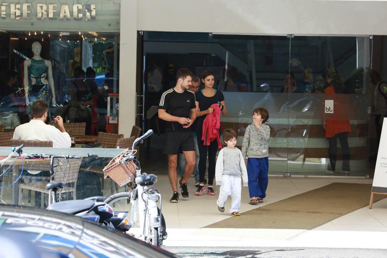 Daniel de Oliveira e Sophie Charlotte deixam a academia com Raul e Moisés