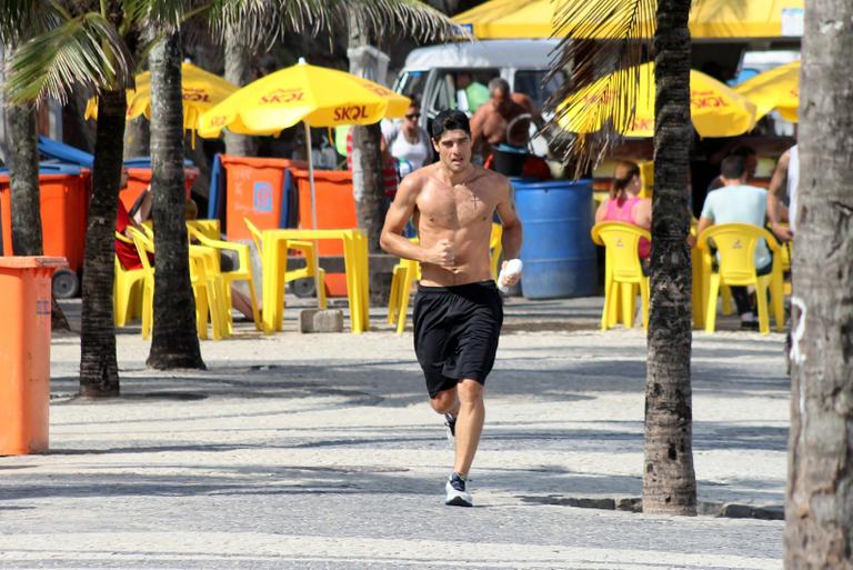 Evandro Soldati, marido de Yasmin Brunet, exibe tanquinho ao correr no Rio