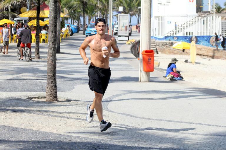 Evandro Soldati, marido de Yasmin Brunet, exibe tanquinho ao correr no Rio