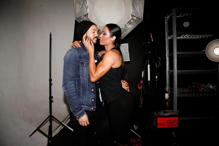 Belo e Gracyanne Barbosa trocam beijo quente em bastidor de ensaio