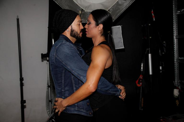 Belo e Gracyanne Barbosa trocam beijo quente em bastidor de ensaio