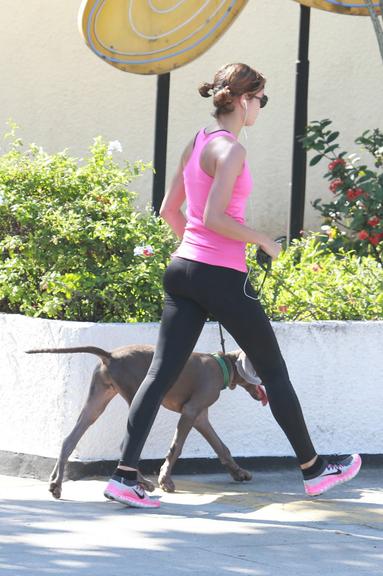Sophie Charlotte passeia com o cachorro e deixa corpinho em evidência