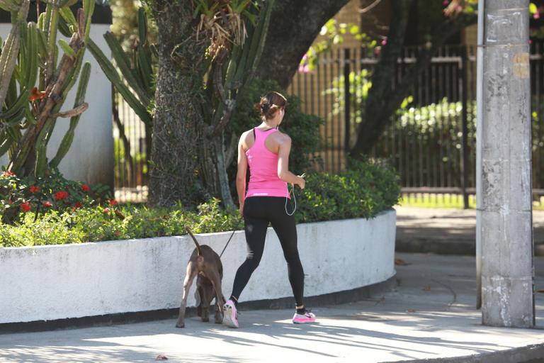 Sophie Charlotte passeia com o cachorro e deixa corpinho em evidência