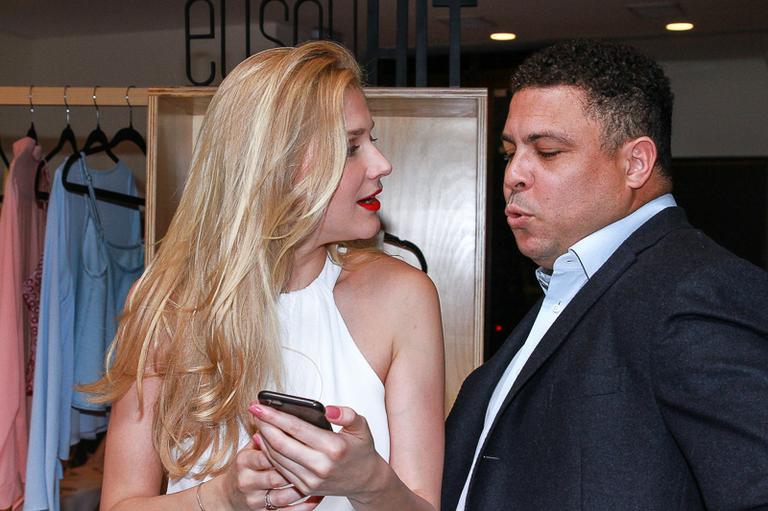 Ronaldo troca carinho com Celina Locks em restaurante de São Paulo