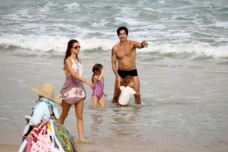 Alessandra Ambrósio brinca com os filhos em praia