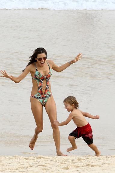 Alessandra Ambrósio brinca com os filhos em praia