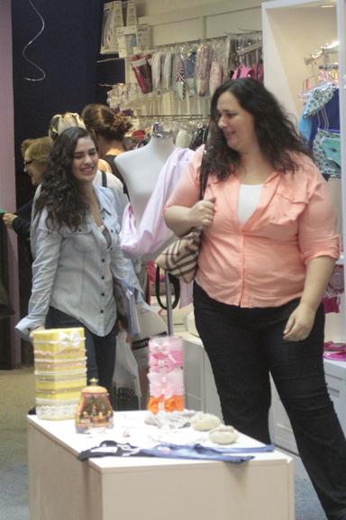 Lívian Aragão mostra semelhança com a mãe durante passeio em shopping