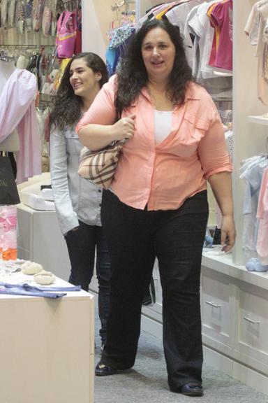 Lívian Aragão mostra semelhança com a mãe durante passeio em shopping
