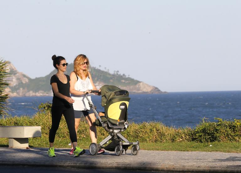 Bianca Bin e Carolinie Figueiredo caminham juntas no Rio