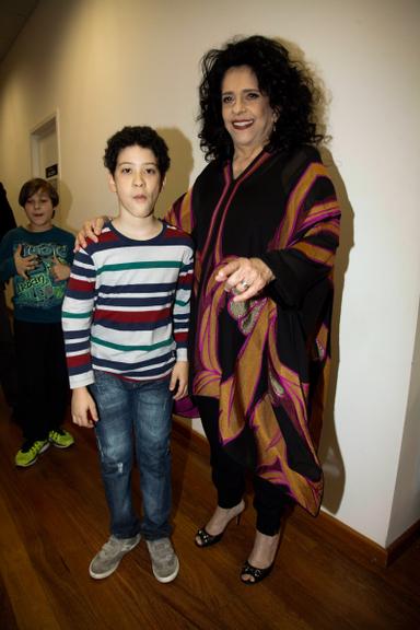 Em rara aparição, Gal Costa recebe o filho após show