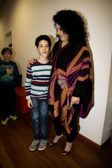 Em rara aparição, Gal Costa recebe o filho após show