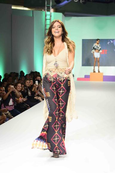 Giovanna Lancellotti brilha em desfile de evento de moda