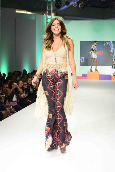 Giovanna Lancellotti brilha em desfile de evento de moda