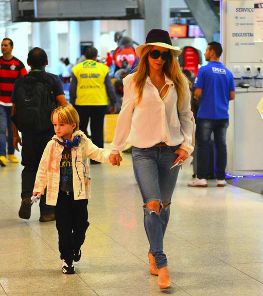 Danielle Winits embarca com o filho, Guy, em aeroporto do Rio de Janeiro