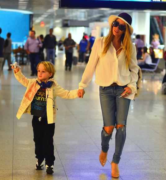 Danielle Winits embarca com o filho, Guy, em aeroporto do Rio de Janeiro