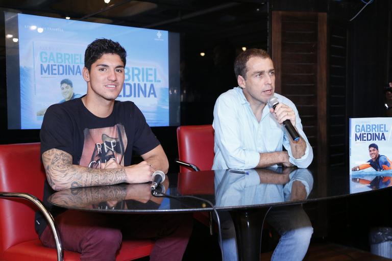 Gabriel Medina e Tulio Brandão em lançamento de livro