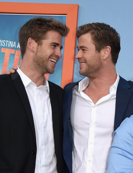 Chris Hemsworth recebe os irmãos em première