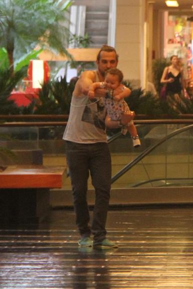 Igor Rickli brinca com o filho em tarde no shopping