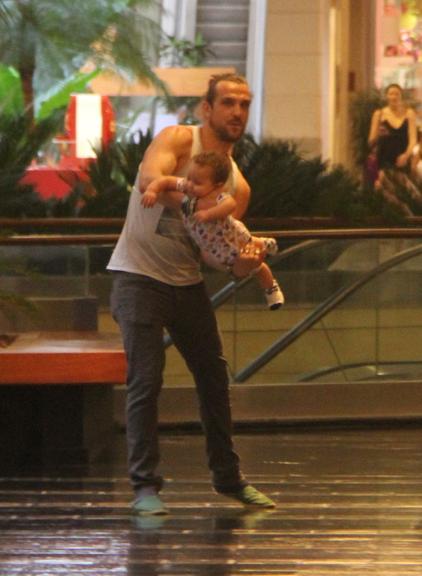 Igor Rickli brinca com o filho em tarde no shopping