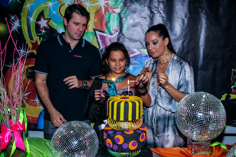 Mônica Carvalho reúne amigos e familiares na festa de 11 anos da filha, Yaclara